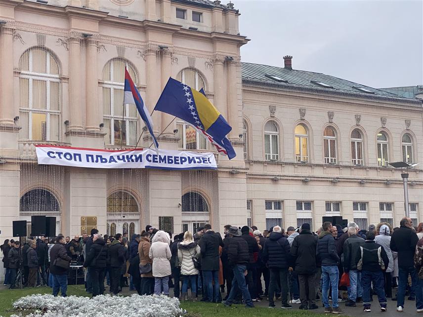 БИЈЕЉИНА, 15. ДЕЦЕМБРА /СРНА/ - Испред Градске управе у Бијељини данас су се на позив градоначелника Љубише Петровића окупили грађани незадовољни због усвајања измјена и допуна Закона о буџетском систему Српске.