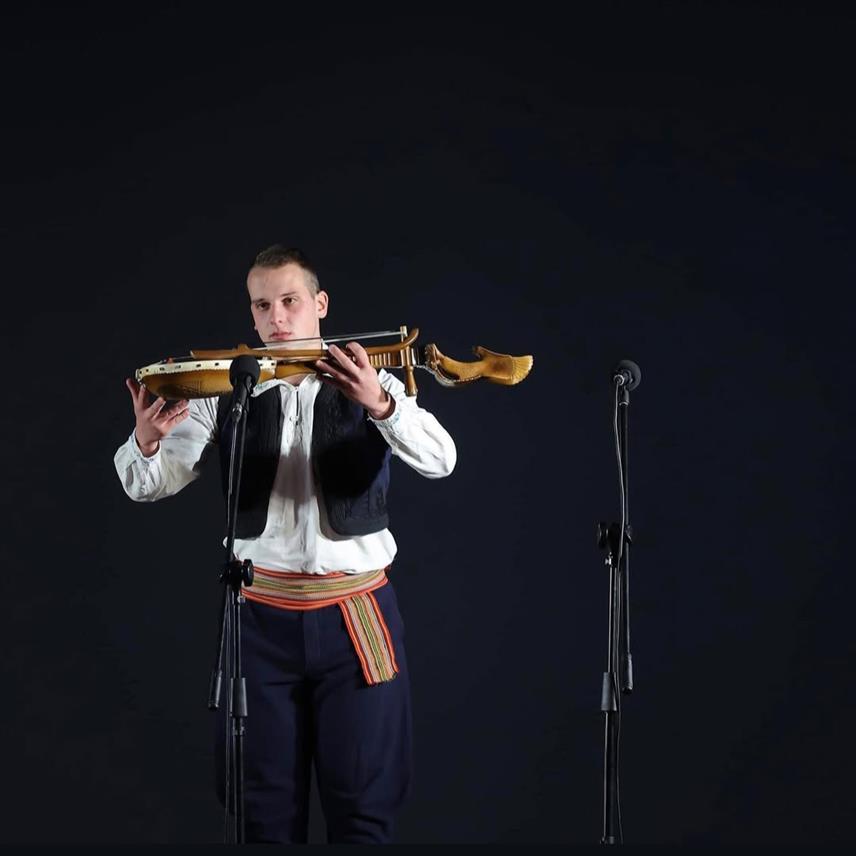 ХАН ПИЈЕСАК, 15. ДЕЦЕМБРА /СРНА/ - Лазар Витомир са Хан Пијеска, овогодишњи побједник на Омладинском фестивалу гусала у Београду, истакао је значај гусала у српској култури и традицији, као и потребу да их Срби још више његују јер преносе богату историју овог народа.	
