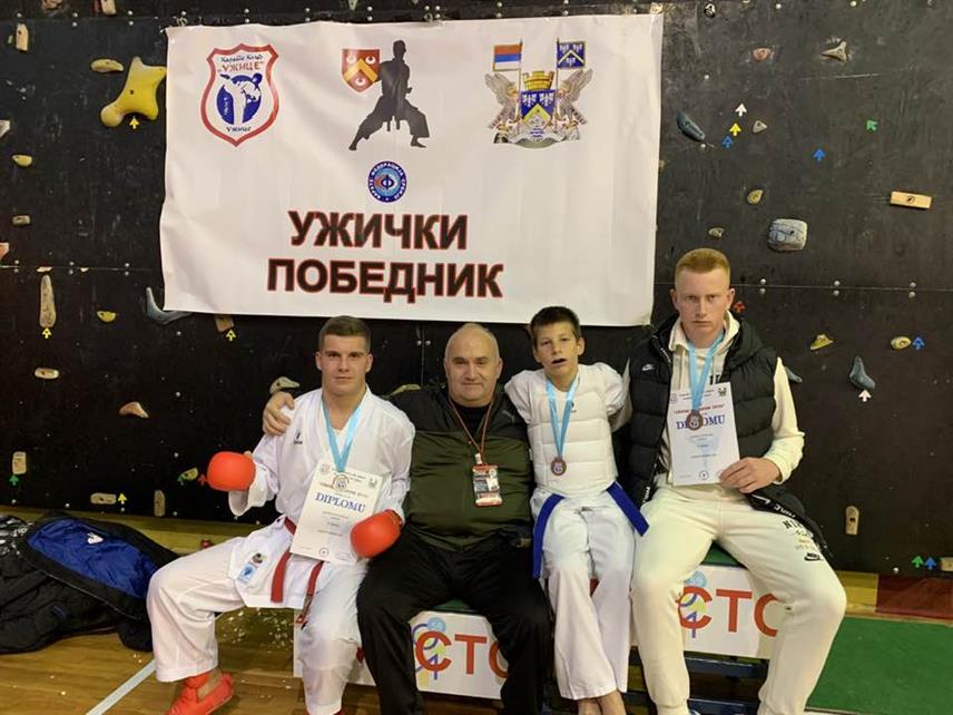 СОКОЛАЦ, 16. ДЕЦЕМБРА /СРНА/ - Каратисти соколачког "Гласинца" понијели су три медаље на 15. Међународном карате турниру "Ужички побједник" у веома јакој конкуренцији.