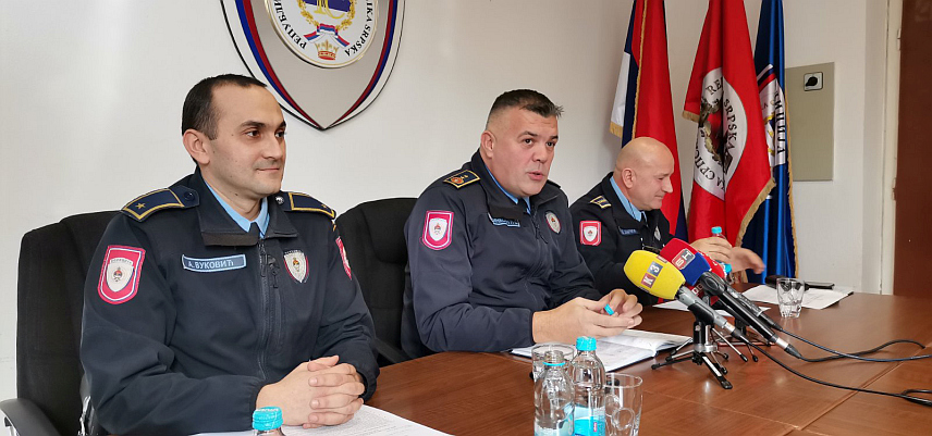 ДОБОЈ, 16. ДЕЦЕМБРА /СРНА/ - Начелник Полицијске управе Добој Слободан Радиновић са сарадницима на конференцији за новинаре.