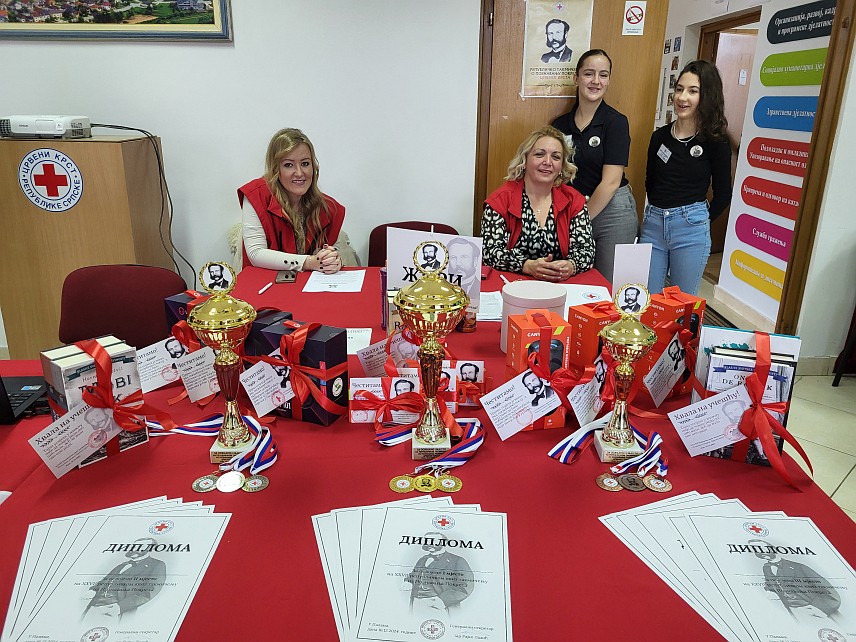 ПАЛЕ, 16. ДЕЦЕМБРА /СРНА/ - На Палама се данас одржава републичко такмичење о познавању покрета Црвеног крста на којем учествује осам екипа основних школа из Републике Српске које чине ученици седмих и осмих разреда.