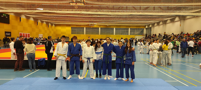 БАЊАЛУКА/ПРАГ, 16. ДЕЦЕМБРА /СРНА/ - Члан Џудо клуба "Атос" из Мркоњић Града Димитрије Маркановић освојио је златну медаљу у категорији полетараца на Међународном џудо турниру у Прагу, а Андреа Перић бронзану у категорији кадета.