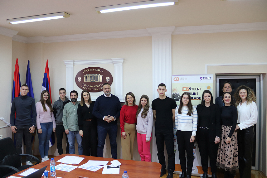 ДЕРВЕНTА, 16. ДЕЦЕМБРА /СРНА/ - Омладинска банка Дервента реализовала је ове године осам пројеката укупне вриједности 21.370 КМ и два микробизниса вриједна 6.979 КМ, речено је након данашњег састанка представника Градске управе, Омладинске банке и Фондације "Мозаик".