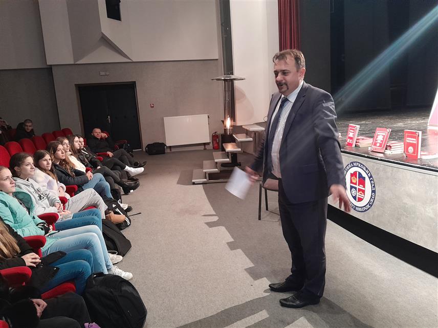 МРКОЊИЋ ГРАД, 16. ДЕЦЕМБРА /СРНА/ - Предсједник Удружења "Јасеновац - Доња Градина" Саша Аћић на предавању о мјерама популационе политике које је организовало ово и Удружење "Обнова народа Светог Саве Републике Српске и БиХ".