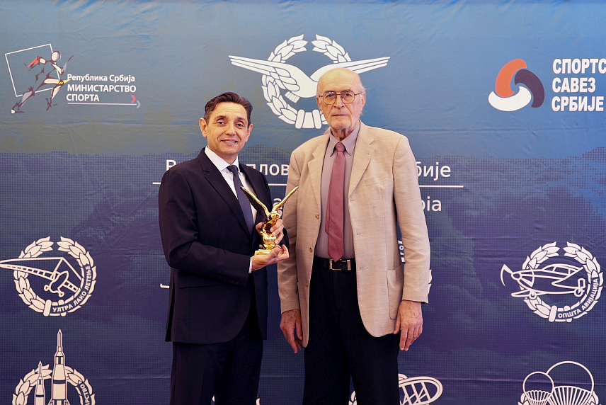 БЕОГРАД, 16. ДЕЦЕМБРА /СРНА/ - Потпредсједнику Владе Србије Александру Вулину данас је додијељено признање Ваздухопловног савеза Србије статуа "Златни орао" за изузетан допринос развоју, очувању и неговању ваздухопловног спорта.