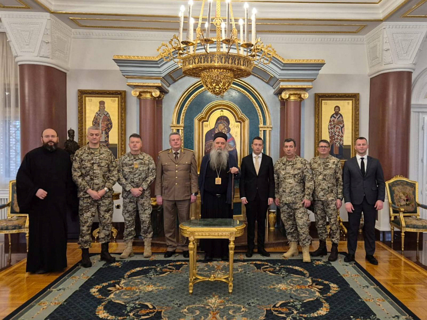 САРАЈЕВО,16. ДЕЦЕМБРА /СРНА/ - Замјеник министра одбране у Савјету министара Александар Гогановић и начелник Заједничког штаба Оружаних снага БиХ генерал-пуковник Гојко Кнежевић посјетили су Његово високопреосвештенство архиепископа и митрополита зворничко-тузланског Фотија, са којим су разговарали о раду вјерских служби у систему одбране.