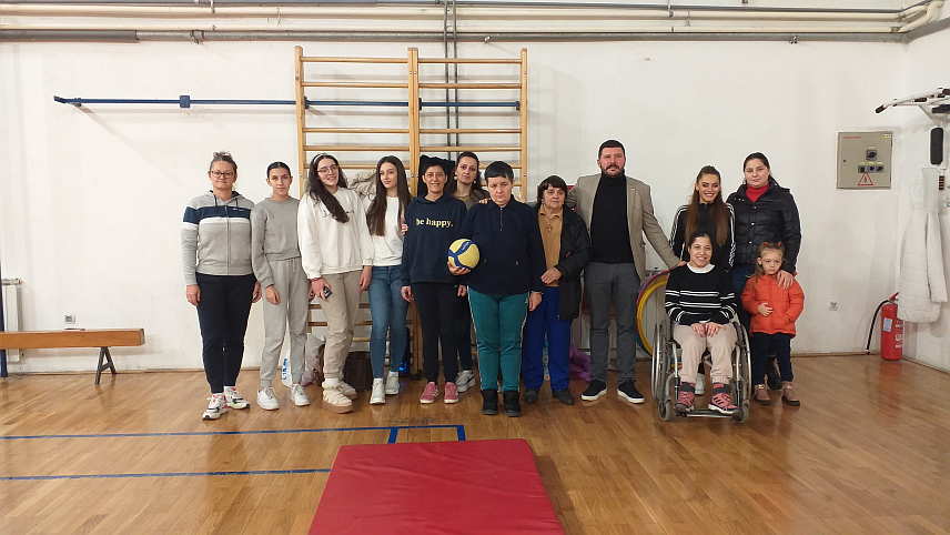 МИЛИЋИ, 16. ДЕЦЕМБРА /СРНА/ - У Милићима је вечерас одржана манифестација у оквиру пројекта "Буди ми друг" у којој су учествовала дјеца до 13 година, а циљ је да се допринесе побољшању квалитета живота и интеграцији особа са инвалидитетом и сметњама у развоју у живот локалне заједнице.	
