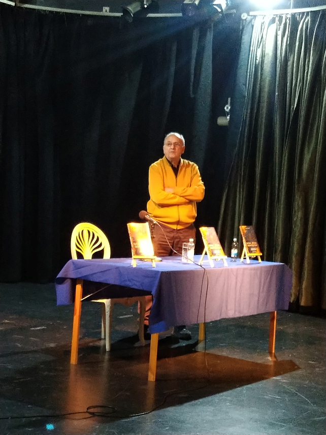 ИСТОЧНО САРАЈЕВО, 16. ДЕЦЕМБРА /СРНА/ - Једино разговор родитеља и дјеце рјешава проблеме, а не љутња, бијес, инат, свађа, истакао је вечерас у Источном Сарајеву клинички психолог Влајко Пановић на предавању о теми "Најчешће грешке у васпитању: љековитост разговора у породици".	
