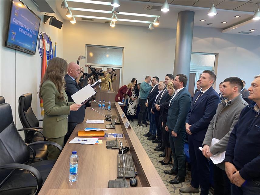 БИЈЕЉИНА, 17. ДЕЦЕМБРА /СРНА/ - Конститутивна сједница Скупштине града Бијељина прекинута је данас након што су новоизабрани одборници и градоначелник Љубиша Петровић положили заклетву.