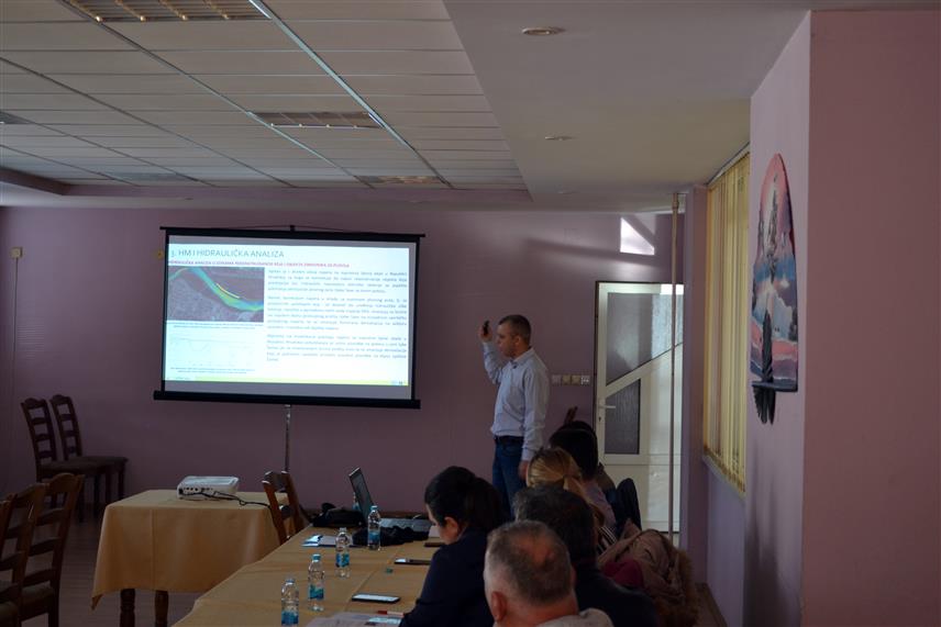 ШАМАЦ, 17. ДЕЦЕМБРА /СРНА/ - У Шамцу је данас представљен пројекат којим је предвиђено уређење 1.837 метара обале ријеке Саве и чија је вриједност око 35 милиона КМ.