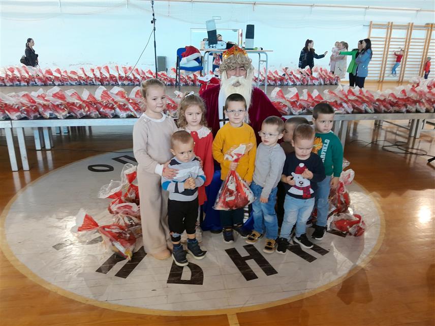 РИБНИК, 17. ДЕЦЕМБРА /СРНА/ - У Превији код Рибника данас је одржан 11. Никољдански фестивал током којег је за дјецу узраста до 10 година уприличен пригодан програм и уручени су им и пакетићи.