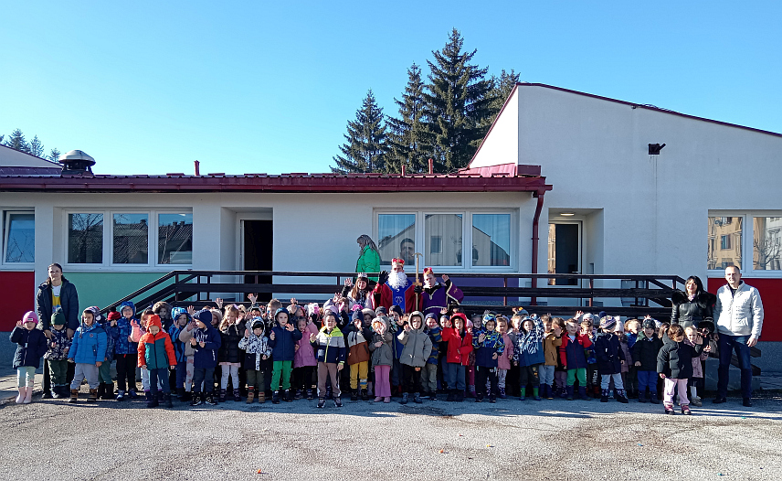 СОКОЛАЦ, 17. ДЕЦЕМБРА /СРНА/ - Поводом обиљежавања Никољдана и данас је на Сокоцу организован сценски приказ проласка Светог Николаја Мирликијског градским улицама и његов сусрет са малишанима локалног вртића и ученицима основне школе.