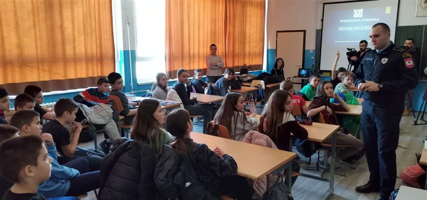 ДОБОЈ, 17. ДЕЦЕМБРА /СРНА/ - Припадници Полицијске станице Добој један, одржали су данас предавање за ученике шестог разреда о теми „Славимо одговорно“.
