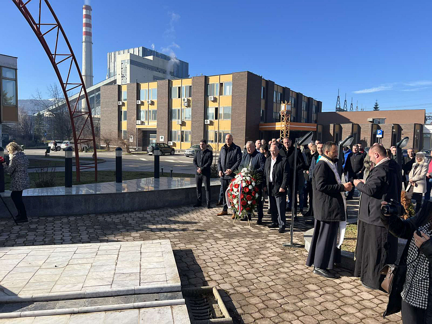 ГАЦКО, 17. ДЕЦЕМБРА /СРНА/ - Рудник и термоелектрана Гацко обиљежили су данас Дан рудара и крсну славу - Свету Варвару. Служена је литургија и положено цвијеће на споменик страдалим рударима, а уручена су и признања заслужним радницима.