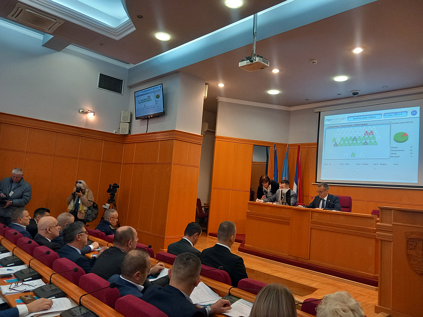 ТРЕБИЊЕ, 17. ДЕЦЕМБРА /СРНА/ - Скупштина града Требиња усвојила је данас Нацрт буџета за 2025. годину у износу од 48.459.000 КМ, који је за око три одсто мањи него ребаланс овогодишњег буџета.