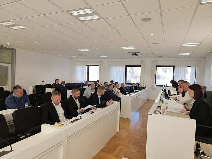 БИЛЕЋА, 17. ДЕЦЕМБРА /СРНА/ - Скупштина oпштине Билећа усвојила је данас Нацрт ребаланса буџета општине за ову годину у износу од 12,8 милиона КМ и Нацрт буџета општине за сљедећу годину од око 14,5 милиона КМ.