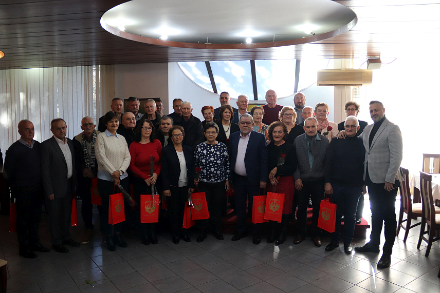 ДЕРВЕНТА, 17. ДЕЦЕМБРА/СРНА/ - Градоначелник Дервенте Игор Жунић организовао је данас пријем за некадашње раднике градске администрације којима су уручени пригодни поклони.