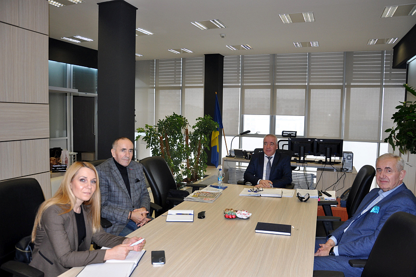 САРАЈЕВО, 17. ДЕЦЕМБРА /СРНА/ - Чланови Независног одбора Парламентарне скупштине БиХ Мате Милетић и Енес Бездроб разговарали су данас у Источном Сарајеву са директором Агенције за истраге и заштиту /Сипа/ Дарком Ћулумом о реализованим и планираним активностима ове агенције за 2024. годину, те постигнутим резултатима у борби против безбједносних изазова.