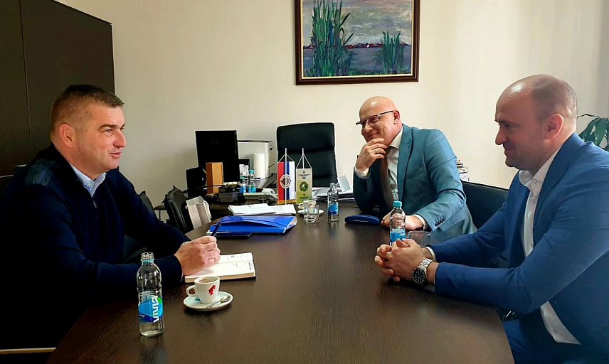 БРОД, 17. ДЕЦЕМБРА /СРНА/ - Разговор начелника општине Брод Милана Зечевића и предсједника Скупштине општине Брод Милоша Станишића са директором Фонда за заштиту животне средине Срђаном Тодоровићем о будућој сарадњи.