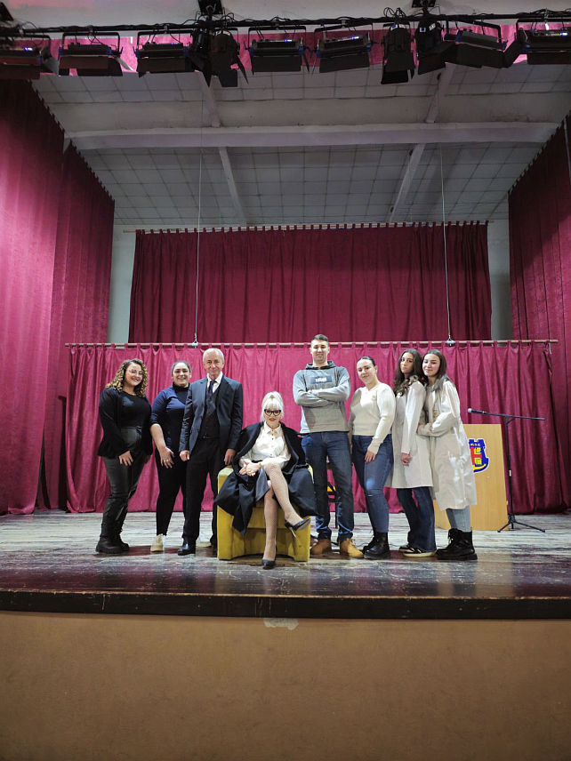 ШАМАЦ, 17. ДЕЦЕМБРА /СРНА/ - Позориште "Ушће" из Шамца у препуној шамачкој кино-дворани одиграло је хуманитарну представу "Мушка сорта", од које је комплетан прилог намијењен дјеци из Центра за подршку породицама дјеце и особа са потешкоћама у развоју "Дјеца Сунца".