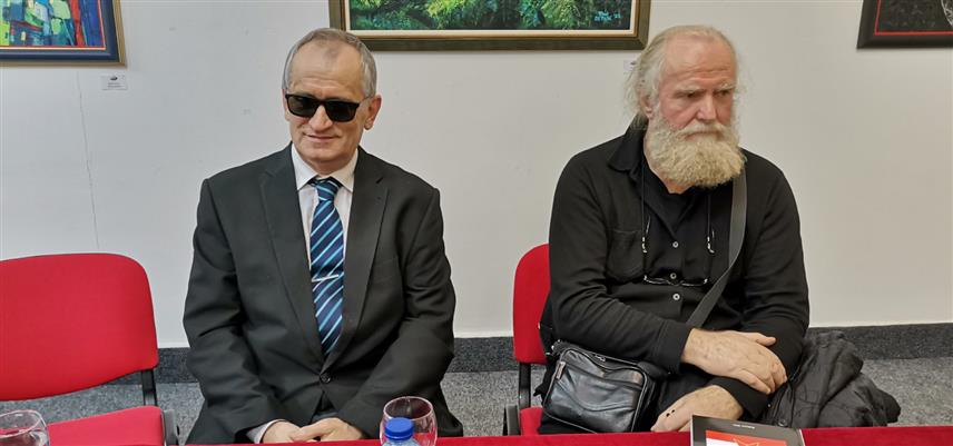 ДОБОЈ, 17. ДЕЦЕМБРА /СРНА/ - У Добоју је вечерас промовисана књига "Духови прошлости" у којој је аутор Џевад Галијашевића указао на идеологије које су константно на овим просторима изазивале сукобе и о, како је навео, грешакама бошњачког према другим народима.