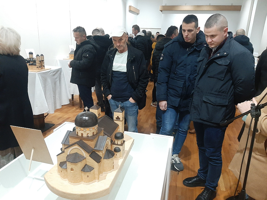 ФОЧА, 18. ДЕЦЕМБРА /СРНА/ - У Музеју Старе Херцеговине у Фочи отворена је изложба дрвених макета свих 11 православних фочанских храмова, које су израдиле вјеште руке Бојана Пљеваљчића.
