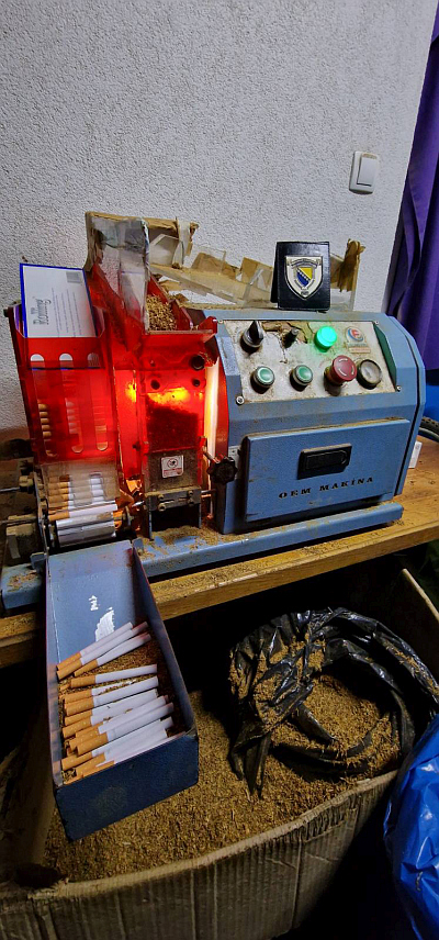 БАЊАЛУКА, 18. ДЕЦЕМБРА /СРНА/ - Машина за нелегалну производњу цигарета намијењених за дистрибуцију понађена је на подручју Јелаха у општини Тешањ.