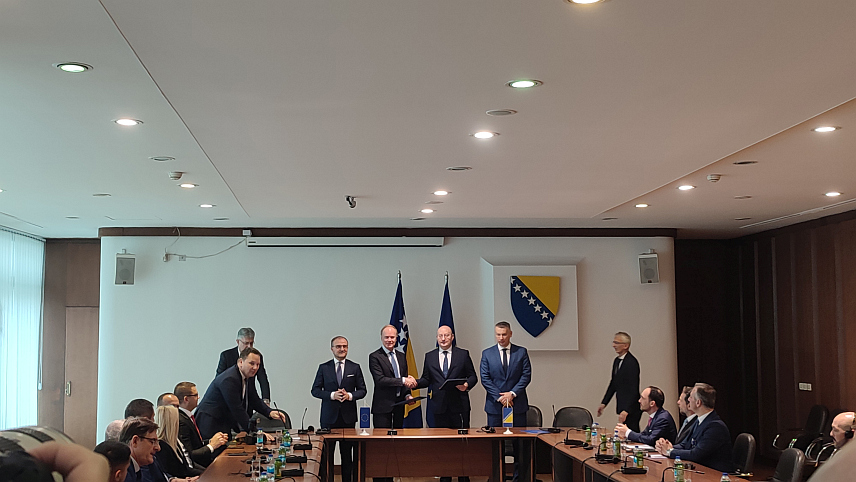 САРАЈЕВО, 18. ДЕЦЕМБРА /СРНА/ - Споразум између БиХ и ЕУ о оперативним активностима које спроводи Европска агенција за граничну и обалску стражу /Фронтекс/ у БиХ парафиран је данас у Сарајеву.