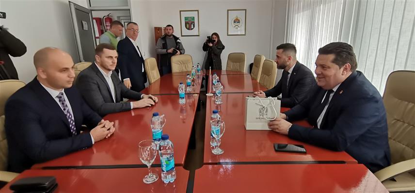 СТАНАРИ, 18. ДЕЦЕМБРА /СРНА/ - Предсједник Народне скупштине Републике Српске Ненад Стевандић на састанку у Станарима са начелником и предсједником локалног парламента Александром Ристићем и Здравком Јотићем.