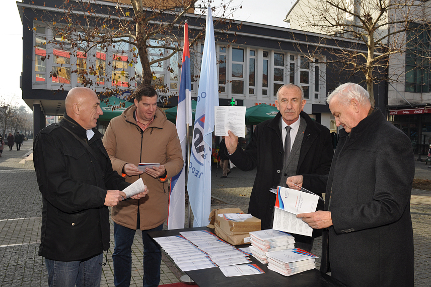 ПРИЈЕДОР, 18. ДЕЦЕМБРА /СРНА/ - Представници Удружења грађана "Политиколог" из Бањалуке данас су на малом тргу у Приједору дијелили грађанима примјерке Дејтонског мировног споразума.
