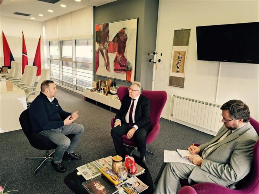 ИСТОЧНО САРАЈЕВО, 18. ДЕЦЕМБРА /СРНА/ - Градоначелник Источног Сарајева Љубиша Ћосић састао се данас са амбасадором Русије у БиХ Игором Калабуховом у Источном Сарајеву.