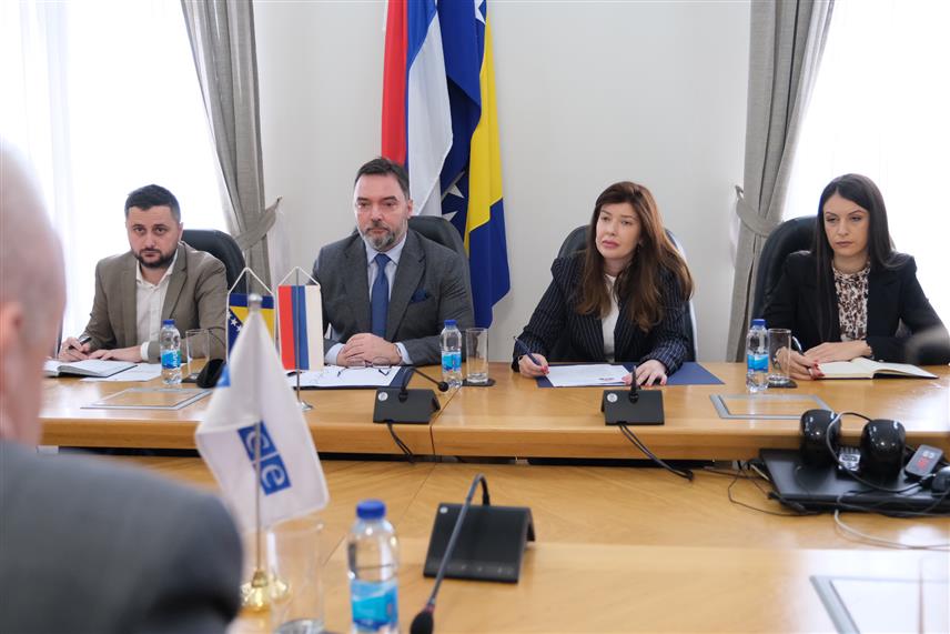 САРАЈЕВО, 18. ДЕЦЕМБРА /СРНА/ - Замјеник предсједавајуће Савјета министара Сташа Кошарац и шеф Мисије ОЕБС-а у БиХ Брајан Агелер на састанку у Сарајеву.