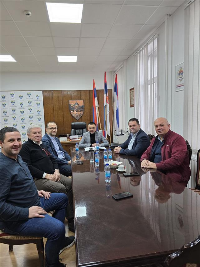 КОЗАРСКА ДУБИЦА, 18. ДЕЦЕМБРА /СРНА/ - Начелник општине Козарска Дубица Игор Савковић састао се са представницима италијанске фирме "Ајрон продактс" /Iron products/ која у овој локалној заједници реализује инвестицију вриједну више од пет милиона КМ.