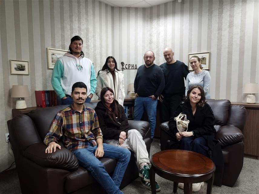 БАЊАЛУКА, 18. ДЕЦЕМБРА /СРНА/ - Студенти Академије умјетности Универзитета у Бањалуци посјетили су данас Новинску агенцију Републике Српске, а том приликом у склопу практичне наставе упознати су са радом СРНЕ, организацијом и продукцијом вијести.