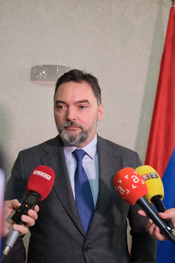 ИСТОЧНО САРАЈЕВО, 18 ДЕЦЕМБРА /СРНА/ - Замјеник предсједавајуће Савјета министара и министар спољне трговине и економских односа Сташа Кошарац изјавио је данас у Источном Сарајеву да је част бити у тиму одбране интереса Републике Српске и српског народа, те дио тима предсједника Српске Милорада Додика.