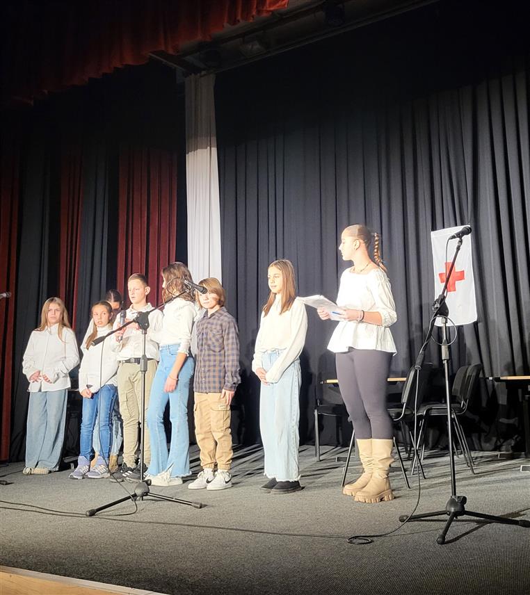 ПАЛЕ, 18. ДЕЦЕМБРА /СРНА/ - Ученици основних школа и средњошколци са Пала вечерас су, поводом Међународног дана волонтера, извели приредбу с циљем указивања на значај волонтера у служби хуманости.