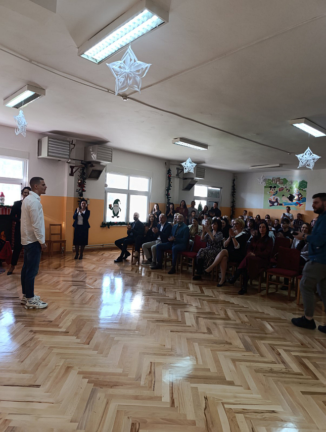 БАЊАЛУКА,19. ДЕЦЕМБРА /СРНА/ - Свечаном Никољданском приредбом данас је у Дому за дјецу и омладину без родитељског старања "Рада Врањешевић" прослављена крсна слава Свети Никола и дан Дома, којој су уз дјецу и запослене присуствовали сарадници, пријатељи Дома као и представници Министарства породице, омладине и спорта Републике Српске.