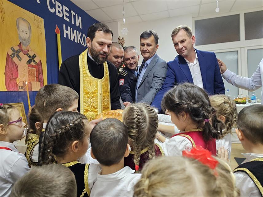 УГЉЕВИК, 19. ДЕЦЕМБРА /СРНА/ - Начелник Угљевика Драган Гајић је данас присуствовао обиљежавању славе вртића "Душко Радовић".