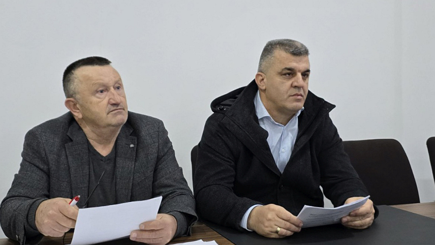 ТЕСЛИЋ, 19. ДЕЦЕМБРА /СРНА/ - Предсједник Клуба одборника СНСД-а Радислав Ђурић и предсједник Клуба одборника СПС-а Драго Јовичић одржали су данас конференцију за новинаре.