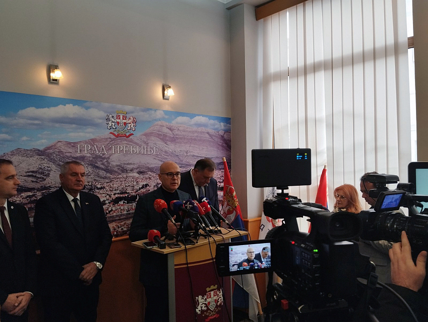 ТРЕБИЊЕ, 1. ДЕЦЕМБРА /СРНА/ - Премијер Србије Милош Вучевић, предсједник Републике Српске Милорад Додик и премијер Српске Радован Вишковић на конференцији за новинаре данас у Требињу након састанка са руководством града.	