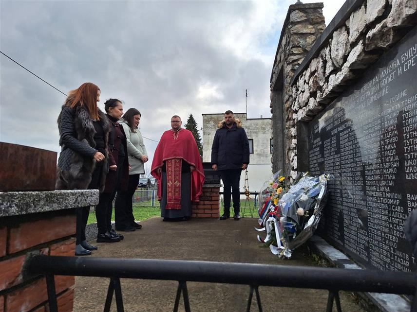 ШАМАЦ, 1. ДЕЦЕМБРА /СРНА/ - Код споменика у Српској Тишини и Шамцу данас је служен помен за 137 Срба које су на данашњи дан 1944. године убиле усташе, међу којима је било десеторо дјеце.	