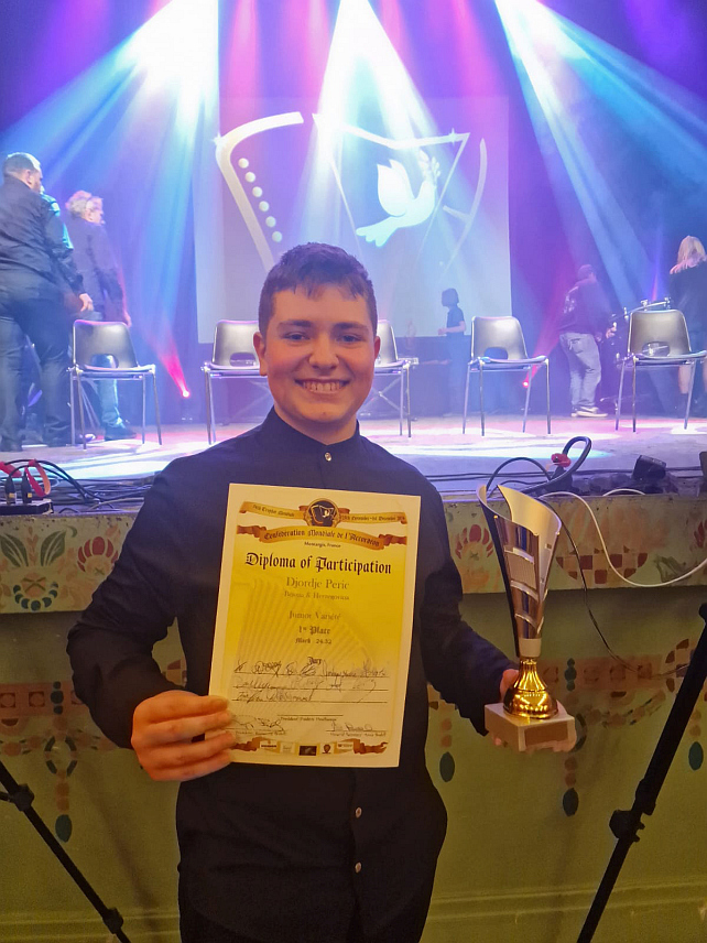 МОНТАРГИС, 1. ДЕЦЕМБРА /СРНА/ - Четрнаестогодишњи виртуоз из Бијељине Ђорђе Перић остварио је апсолутну побједу у категорији до 18 година на такмичењу Свјетског трофеја хармонике одржаном у француском граду Монтаргис.