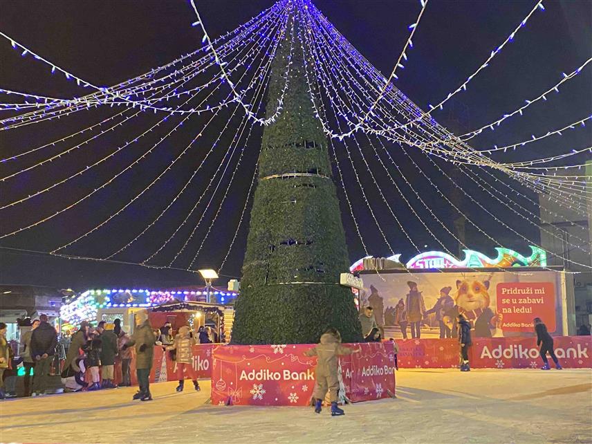 БАЊАЛУКА, 1. ДЕЦЕМБРА /СРНА/ - Новогодишња манифестација "Зимзобал" отворена је вечерас у Бањалуци уз пригодан музички и забавни програм.