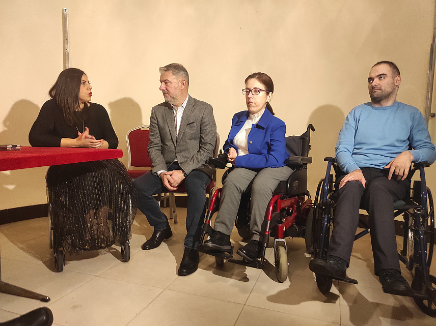 БАЊАЛУКА, 30.НОВЕМБРА /СРНА/ - Министар здравља и социјалне заштите Ален Шеранић током састанка у Бањалуци са члановима Хуманитарне организације "Партнер" прије извођења представе "Швабица" чиме је и озваничен почетак кампање "Позориште за све".