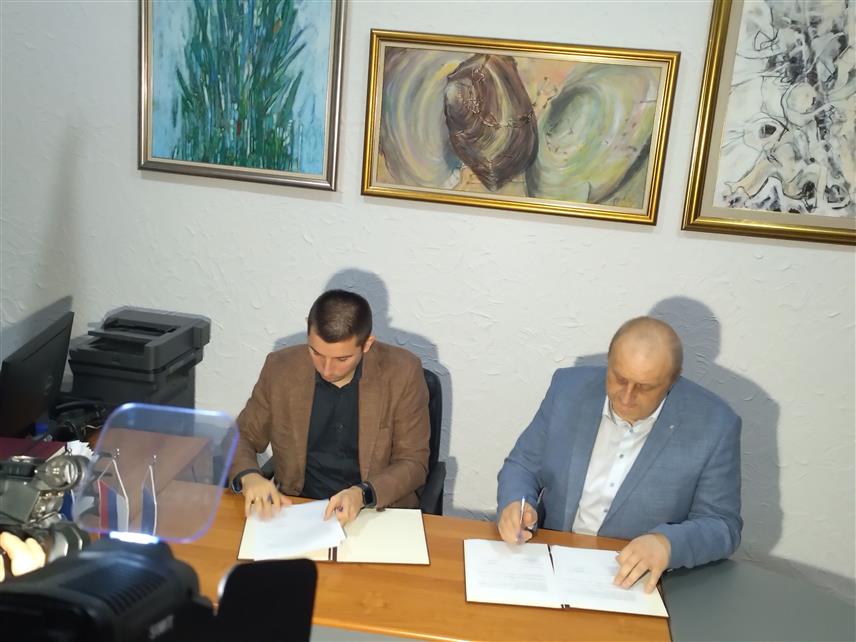 БАЊАЛУКА, 20. ДЕЦЕМБРА /СРНА/ - Министар трговине и туризма Републике Српске Денис Шулић и декан Природно-математичког факултета /ПМФ/ Универзитета у Бањалуци Радослав Декић потписали су данас споразум о научној, стручној и пословној сарадњи с циљем да Српска у догледно вријеме добије школован и квалитетни кадар у области туризма.