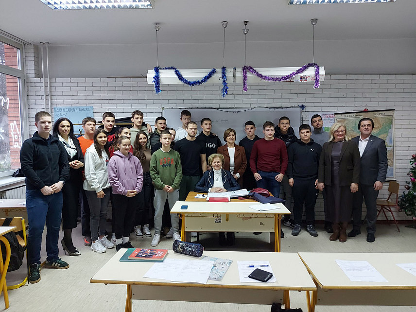 БАЊЛАУКА, 20. ДЕЦЕМБРА /СРНА/ - Министар просвјете и културе Републике Српске Жељка Стојичић је данас са директором Републичког педагошког завода Слађаном Танасић посјетила Гимназију у Бањалуци.