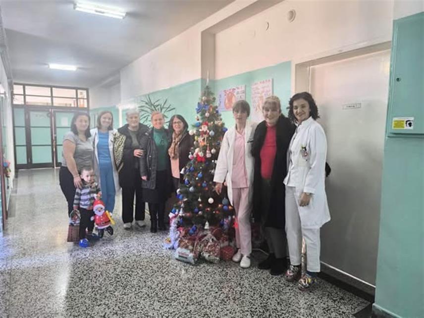 TРЕБИЊЕ, 20. ДЕЦЕМБРА /СРНА/ - Чланице Кола српских сестара из Tребиња уручиле су поклоне малишанима који се налазе на лијечењу у требињској Болници поводом новогодишњих и божићних празника.