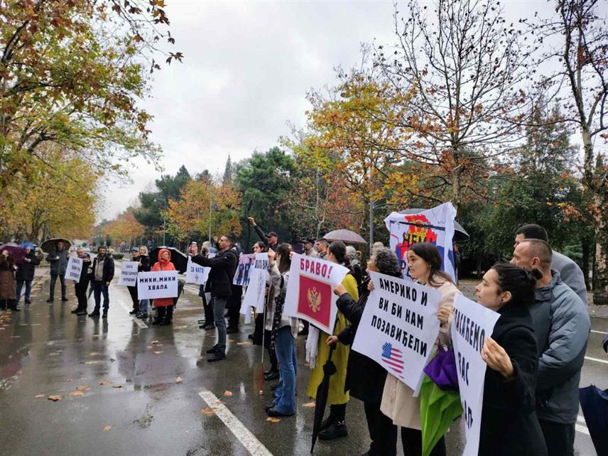 ПОДГОРИЦА, 20. ДЕЦЕМБРА /СРНА/ - Испред Скупштине Црне Горе данас је одржан протест поводом хапшења тројице црногорских држављана на Косову и Метохији.