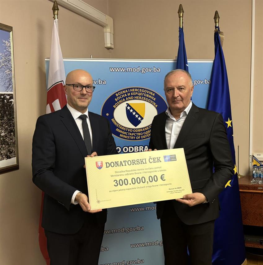 САРАЈЕВО, 20. ДЕЦЕМБРА /СРНА/ - Амбасадор Словачке у БиХ Роман Хлобен данас је министру одбране у Савјету министара Зукану Хелезу уручио донаторски чек у износу 300.000 евра за јачање капацитета Оружаних снага БиХ.