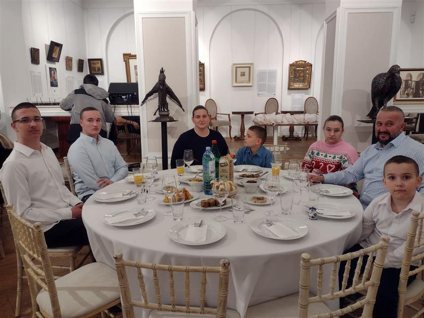 БЕОГРАД, 20. ДЕЦЕМБРА /СРНА/ - Медаље за љубав и вјерност, које додјељује Фондација социјалних и културних иницијатива Руске Федерације, уручене су вечерас на свечаности у Руском дому у Београду родитељима девет породица, међу којима и седмочланој породици Радишић из Мостара.